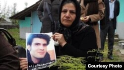 مادر مسعود هاشم‌زاده، نشسته بر مزار او