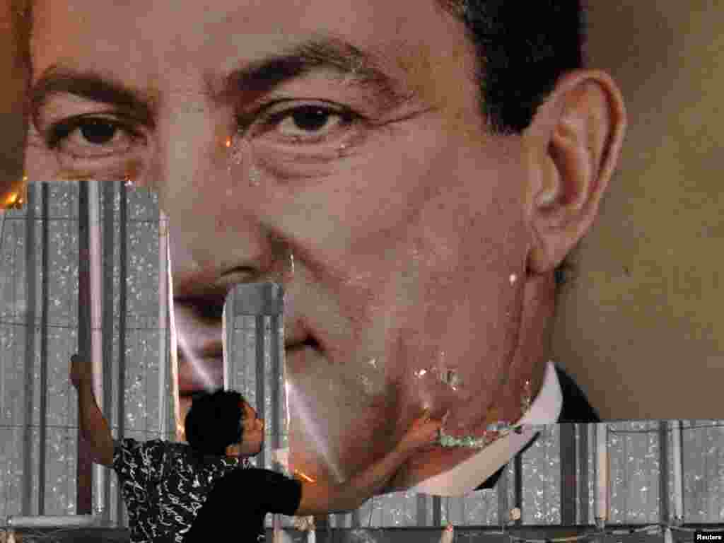 ۲۰۱۱/ آغاز اعتراض‌های مردمی - پنجم بهمن ۸۹ نقطه آغاز هجده روز اعتراض مخالفان مبارک علیه وی بود