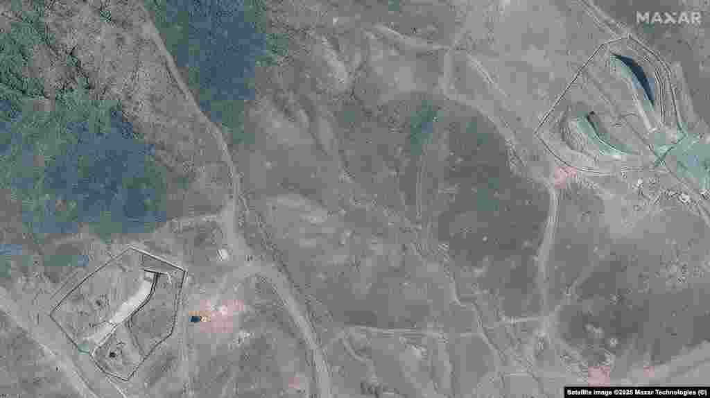 ورودی‌های تونل در مجتمع فردو در تصاویر قبل و بعد از حملات آمریکا قابل مشاهده است.