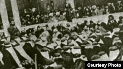 صحنه بست نشست زنان برای درخواست تأسیس عدالتخانه