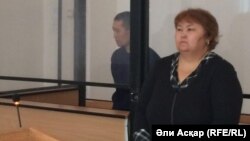Житель города Хромтау Алмас Абдраев  (слева) на скамье подсудимых. Актобе, 2 сентября 2016 года. 