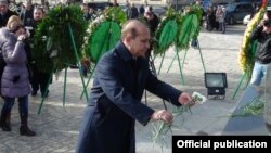 Премьер-министр Овик Абрамян отдает дань уважения памяти жертв землетрясения 1988 года, Гюмри, 7 декабря 2015 г․