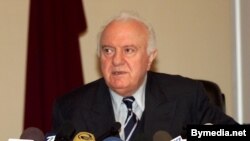 ادوارد شواردنادزه بی اعتناء به اعتراضات گستره به انتخابات سرشار از تقلبها و دستکاريها فرمان به افتتاح پارلمان يا مجلس قانونگذاری گرجستان داد.