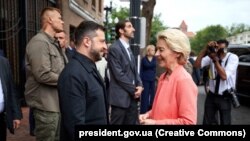 Голова Європейської комісії Урсула фон дер Ляєн також повідомила про прибуття до Вашингтона разом із Зеленським та лідерами країн Європи