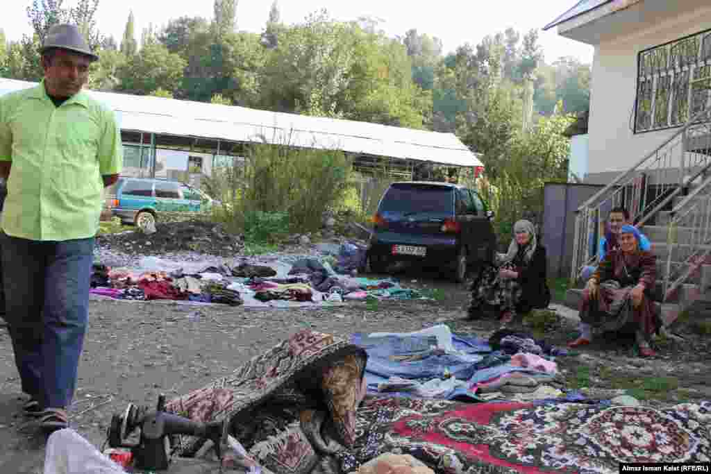 На рынке местные жители продают и новые, и бывшие в употреблении вещи