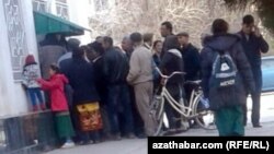 Очередь у банкомата, Мары  