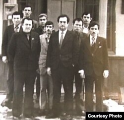 Журналисттер Ахком Шамуратов, Абос Курбанов, Зайдулла Абосов, райкомдун 3-катчысы, идеология иштерине жооптуу, Абдил-Ахат Курбанов, Низом Абдужалилов; экинчи катарда: Милхожидин Мамуров, Мирзохалим Каримов, А. Давлатов, Акбар Ризвонов. Райондук гезиттин 50 жылдыгын белгилеген учур. 1984-ж.