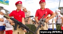 دو پسر از اعضای یونارمیا در مراسمی در شبه‌جزیره کریمه تحت اشغال روسیه در آگوست ۲۰۱۹