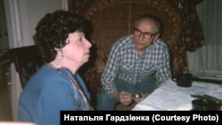 Натальля Арсеньнева дае інтэрвію Янку Запрудніку. Нью-Ёрк, 1991 