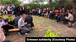 Adamlar taziye bildirmek ve Nabi Rahimovnıñ qorantasına destek köstermek içün toplaştı