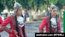 Türkmen gyzlary. Bezeg suraty