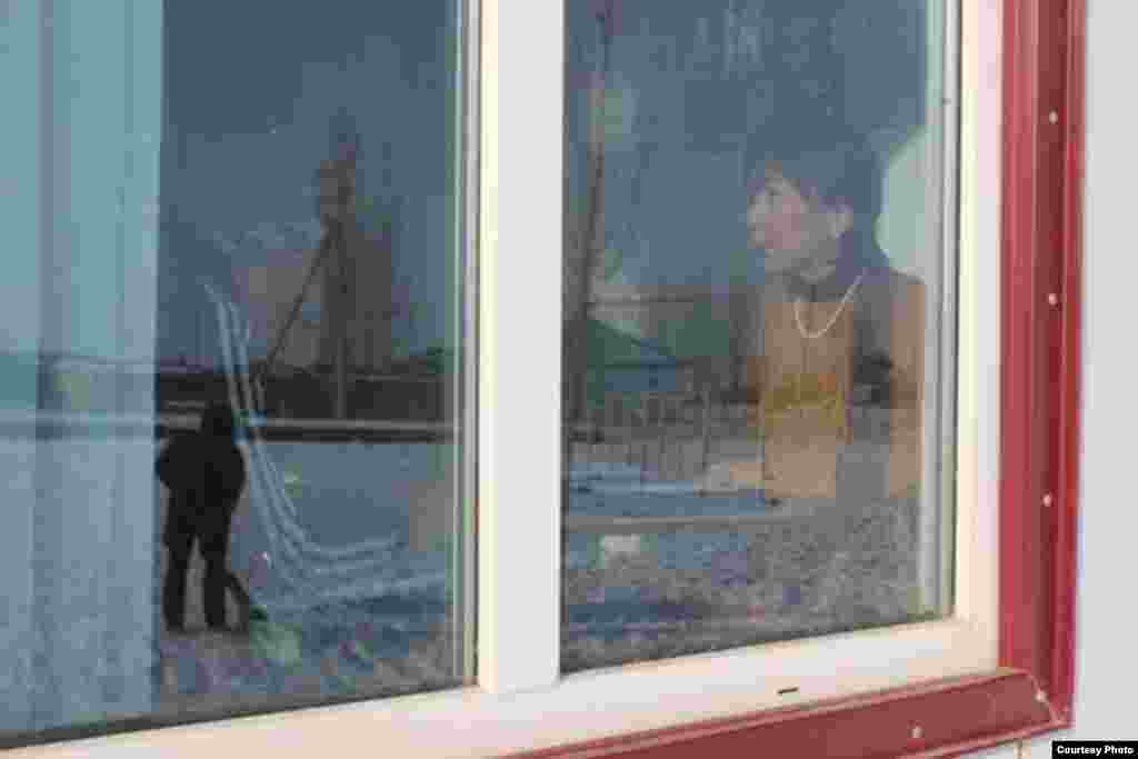 Бир сүрөттө мугалимдик жана кароолчулук деген эки кесипти көрүүгө болот. Биология мугалими - Апилова Назгүл.&nbsp;Кароолчу - Карымбаев Кубанычбек. Нарын району, Учкун айылынын 10-классынын окуучусу Мукамбет уулу Найзабектен