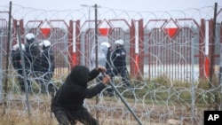 Беларус менен Польшанын чек арасындагы мигрант.