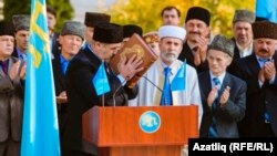 Яңа Мәҗлес рәисе Рифат Чубаров Коръән үбеп ант итә