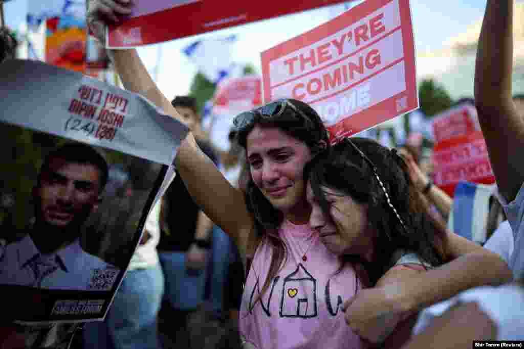 Людзі на плошчы ў Тэль-Авіве пасьля навін аб вызваленьні першых сямі ізраільскіх закладнікаў, 13 кастрычніка 2025.