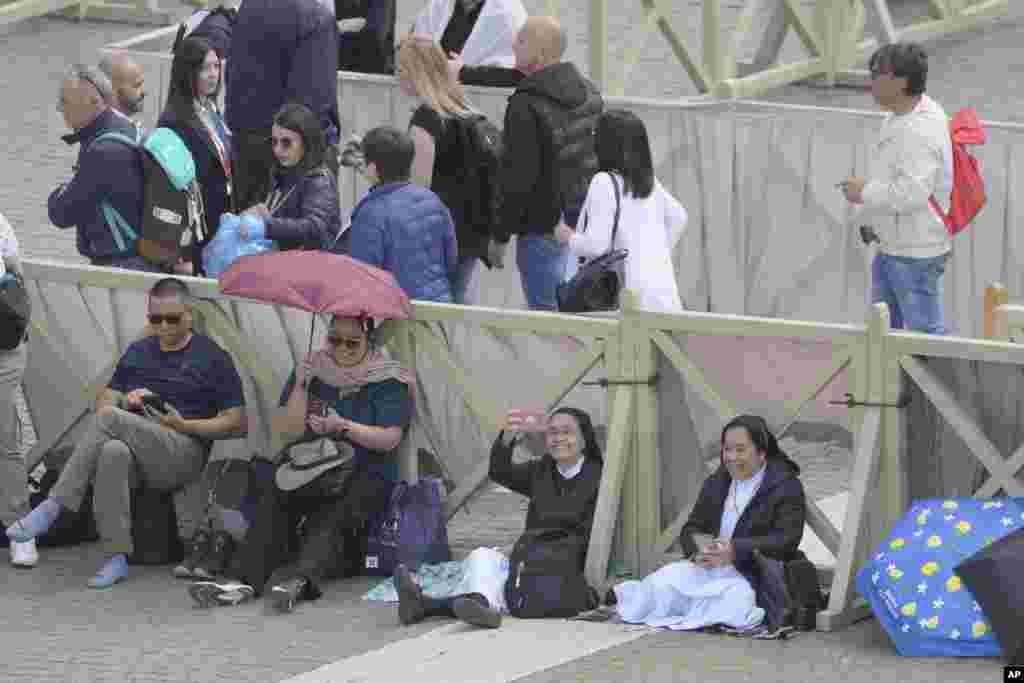 Masa ljudi ispred Sikstinske kapele očekujući vijest o izboru nasljednika popularnog pape Franje, 8. maja 2025.Budući da niko nije dobio dvotrećinsku većinu, ili 89 glasova potrebnih za to, 133 kardinala koji biraju papu će se vratiti u rezidencije Vatikana gdje su izolovani. Tu će ručati i onda se vratiti u Sikstinsku kapelu za popodnevno glasanje.