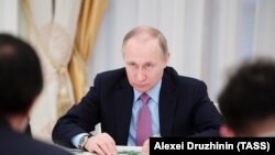 Володимир Путін поки що ухилявся від прямої відповіді на питання про свою участь у виборах 2018 року