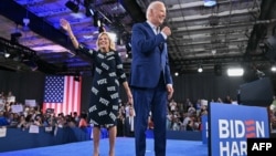 جو بایدن و همسرش، جیل، در کارزار انتخاباتی پس از مناظره