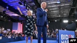 Президент США Джо Байден і його дружина Джил на передвиборчому заході в штаті Північна Кароліна, 28 червня 2024 року