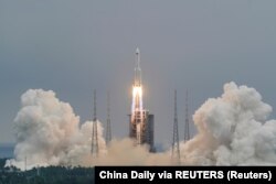 موشک چانگ‌ژنگ هنگام پرتاب به فضا
