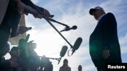 دونالد ترامپ در فرودگاه موریس‌تاون، در ایالت نیوجرسی، و پیش از سوار شدن به هواپیمای ویژه ریاست جمهوری با خبرنگاران گفت‌وگو می‌کرد