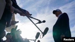 Президент США Дональд Трамп спілкується зі ЗМІ перед посадкою на літак Air Force One, що вилітає до Вашингтона, округ Колумбія, у муніципальному аеропорту Моррістаун, штат Нью-Джерсі, США, 25 травня 2025 року