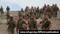 Кыргызстандын жоокерлери атайын машыгууда. Иллюстрациялык сүрөт.