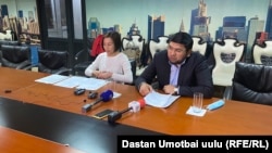 Улукбек Өмүрзаков жана анын адвокаты Назгүл Сүйүнбаева.