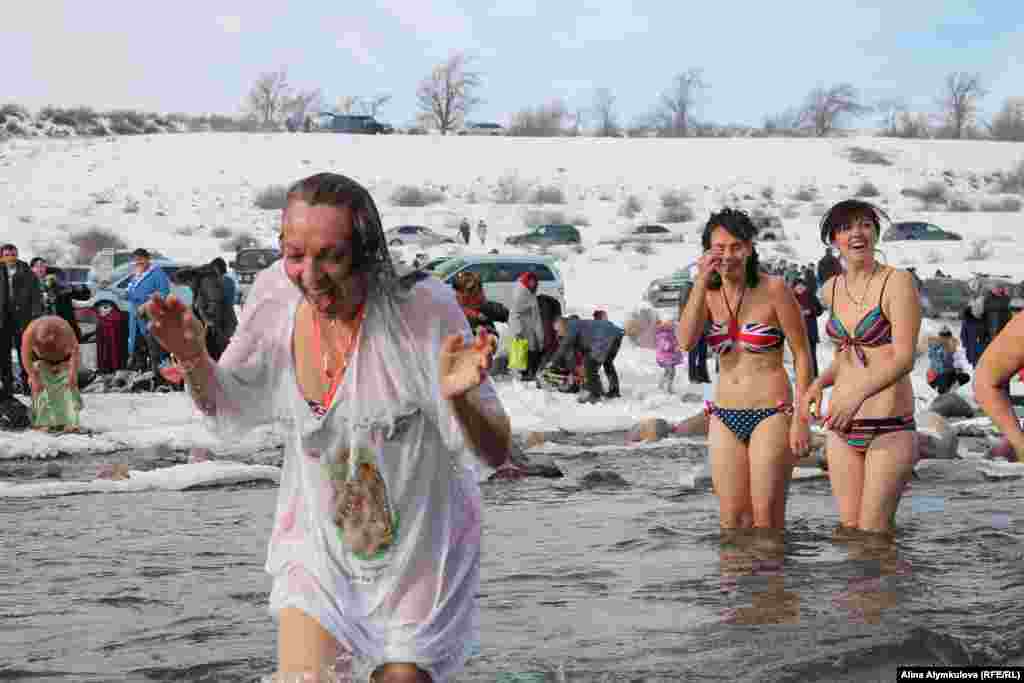 По словам верующих, ледяная вода приятно покалывает кожу. Многие повторили процедуру несколько раз.&nbsp;