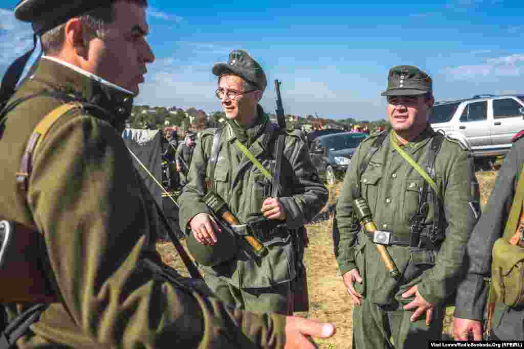 Реконструктори в німецькій формі часів Другої світової війни