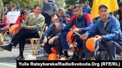 З вересня робітники Нікопольського заводу феросплавів пікетують головний офіс «Приватбанку» в Дніпрі, а також кілька відділень банку в місті, вимагаючи «погашення боргу перед підприємством»