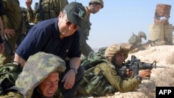 اهود باراک، وزیر دفاع اسرائیل، در حال بازدید از یک واحد ارتش اسرائیل