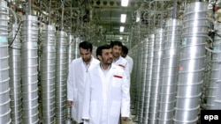 سخنان محمود احمدی نژاد ، رييس جمهوری اسلامی ايران ، روز بيستم فروردين ماه ، اعلام کرد که شش هزار سانتريفيوژ جديد در نطنز نصب خواهد شد.
عکس از سخنان محمود احمدی نژاد ، رييس جمهوری اسلامی ايران ، در روز بيستم فروردين ماه ، مبنی بر اين که شش هزار سانتريفيوژ