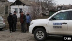 Машина моніторингової місії ОБСЄ в селі Сартана, Донецька область