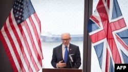 وودی جانسون، سفیر ایالات متحده در بریتانیا.