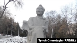 Аалы Токомбаевдин Бишкектеги эстелиги.  