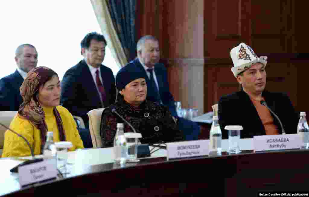 Алар бийликтен коопсуз жайга көчүрүүнү жана кырсыктын кесепеттерин тез арада жоюу маселесин көтөрүшкөн.&nbsp;