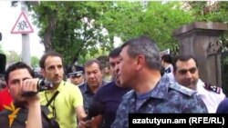 Ոստիկանապետ Վլադիմիր Գասպարյանը Բաղրամյան պողոտայում պատասխանում է «Ազատության» հարցերին, Երևան, 25-ը հունիսի, 2015թ.