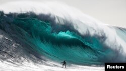 Иллюстративное фото: австралийский серфингист Марти Парадизиз, Тасмания, ноябрь 2012 года.