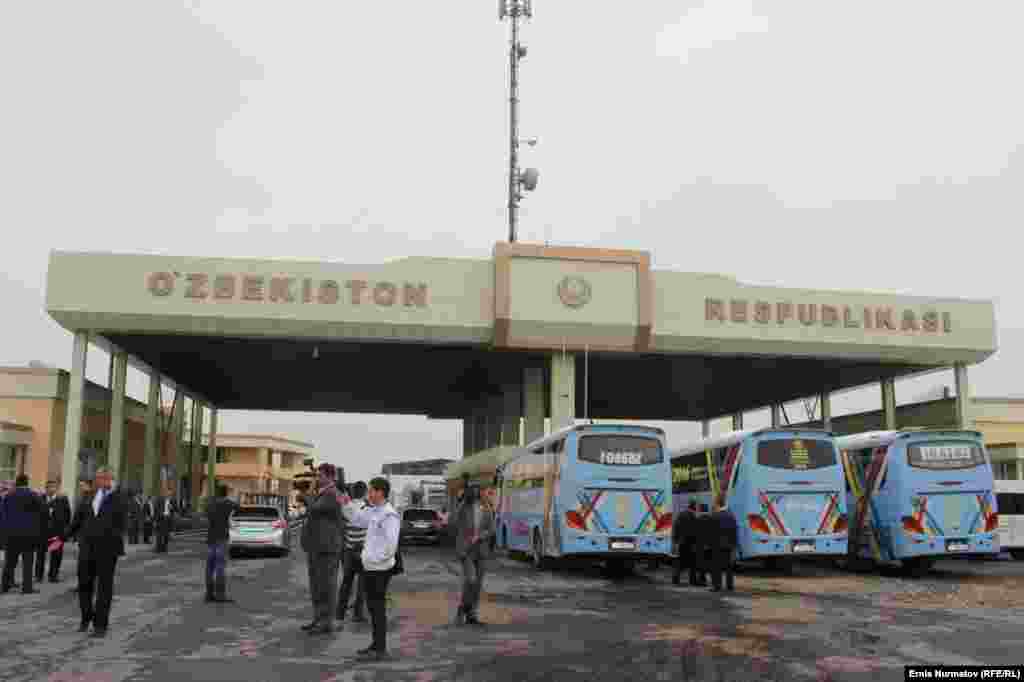 Ага Кыргызстан тараптан Ош облусунун жетекчиси Таалайбек Сарыбашев, Баткен облусунун жетекчиси Абиш Халмурзаев, Жалал-Абал облусунун жетекчи орун басары Мамасалы Акматов жана Өзбекстан тараптан Анжиян облусунун акими Шухратбек Абдурахманов, Наманган облусунун акими Хайрулло Бозаров, Фергана облусунун акими Шухрат Ганиевдер кол коюшту. Маалым болгондой, эки өлкөнүн так ушул облустары бири-бири менен чектешет.