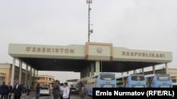 Пункт пропуска на границе Кыргызстана и Узбекистана.
