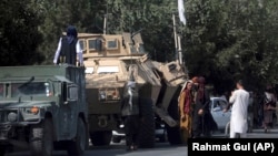 Талибдер Кабулдагы аэропортко кеткен жолду кайтарып турушат, 16-август 2021-жыл.