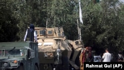 Թալիբ զինյալները Համիդ Քարզայի անվան միջազգային օդակայանի մոտակայքում, Քաբուլ, 16 օգոստոսի, 2021թ. 