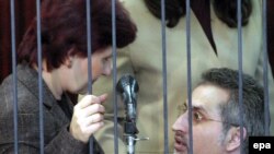 دکتر فلسطینی و یکی از پرستارهای بغار، در انتظار شنیدن حکم در دادگاه روز سه شنبه