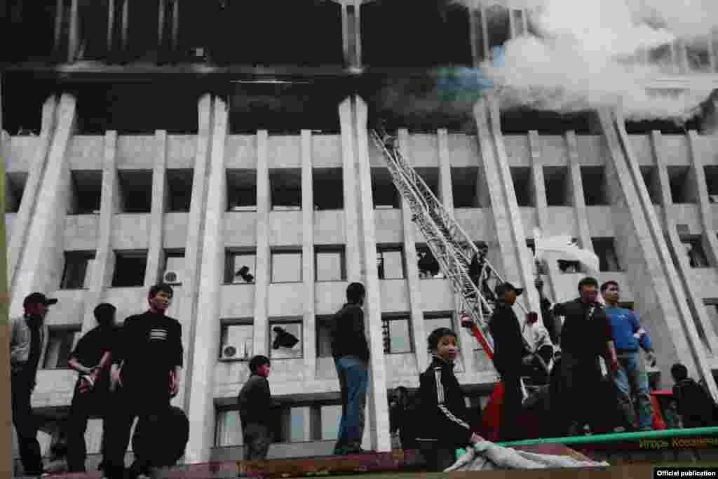 Бул сүрөттөрдү фото кабарчылар В. Оследко, И.Ковеленко, В. Пирогов, В. Воронин жана Н. Горшкова тарткан.