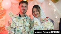 Младоженците Къдри Инуз и Фатима Хатип.