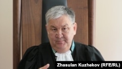 Мейрам Жангуттинов, Казакстандын Жогорку сотунун мурдагы судьясы.  