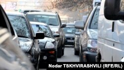 Пожалуй, каждый третий водитель в Тбилиси – таксист: «частник», который работает на самого себя, или служащий таксомоторной компании. Но женщин-таксистов можно сосчитать по пальцам