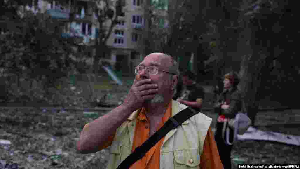 Утро 17 июня. Киевлянин смотрит на один из домов, разрушенных в результате российского удара