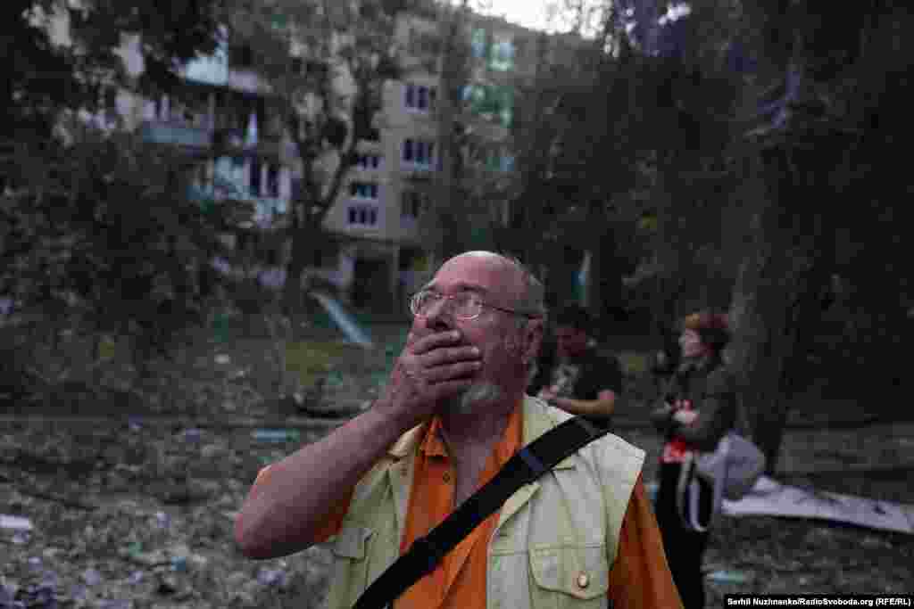 Раніца 17 чэрвеня. Кіяўлянін глядзіць на адзін з дамоў, разбураных у выніку расейскага ўдару.